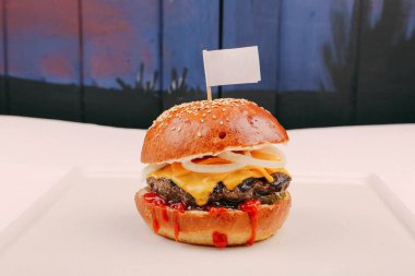 Taze sebzeli ev yapımı hamburger.