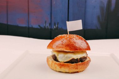 Taze sebzeli ev yapımı hamburger.