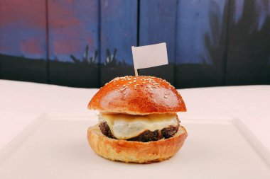 Taze sebzeli ev yapımı hamburger.