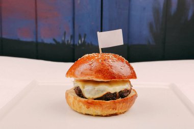 Taze sebzeli ev yapımı hamburger.