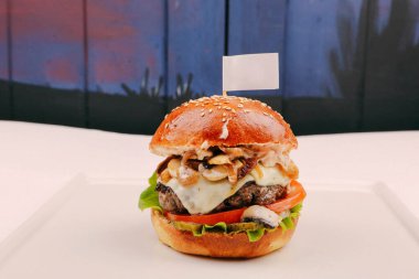 Taze sebzeli ev yapımı hamburger.