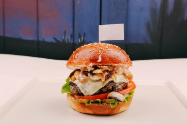 Taze sebzeli ev yapımı hamburger.