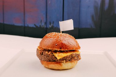 Taze sebzeli ev yapımı hamburger.