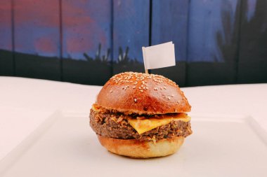 Taze sebzeli ev yapımı hamburger.