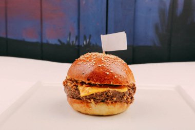 Taze sebzeli ev yapımı hamburger.