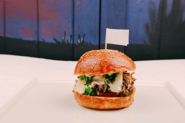 Taze sebzeli ev yapımı hamburger.