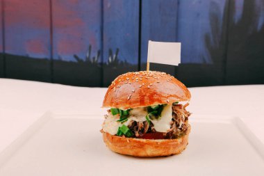 Taze sebzeli ev yapımı hamburger.