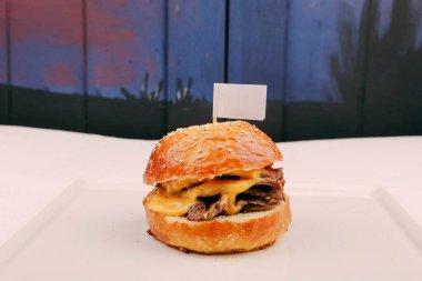 Taze sebzeli ev yapımı hamburger.