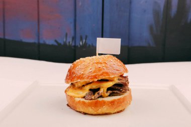 Taze sebzeli ev yapımı hamburger.