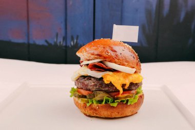 Taze sebzeli ev yapımı hamburger.