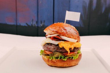 Taze sebzeli ev yapımı hamburger.