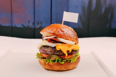 Taze sebzeli ev yapımı hamburger.