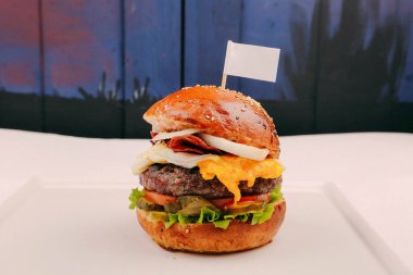 Taze sebzeli ev yapımı hamburger.