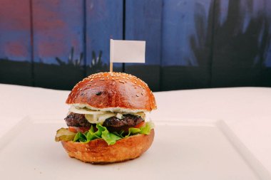 Taze sebzeli ev yapımı hamburger.