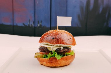 Taze sebzeli ev yapımı hamburger.