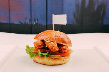 Taze sebzeli ev yapımı hamburger.