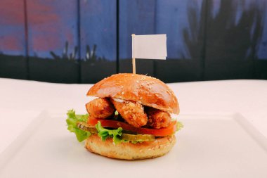 Taze sebzeli ev yapımı hamburger.