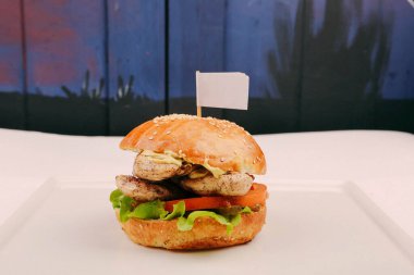 Taze sebzeli ev yapımı hamburger.