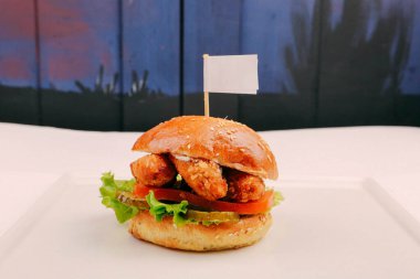 Taze sebzeli ev yapımı hamburger.