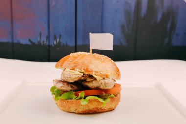 Taze sebzeli ev yapımı hamburger.