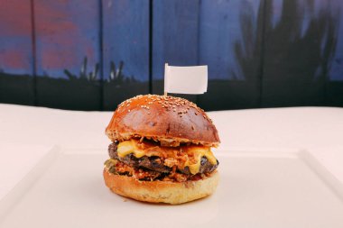 Taze sebzeli ev yapımı hamburger.