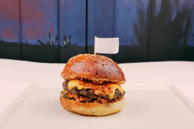 Taze sebzeli ev yapımı hamburger.