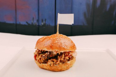 Taze sebzeli ev yapımı hamburger.