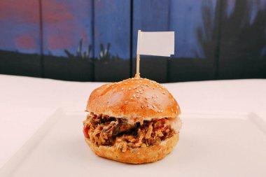 Taze sebzeli ev yapımı hamburger.