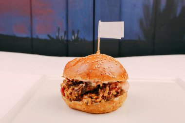 Taze sebzeli ev yapımı hamburger.