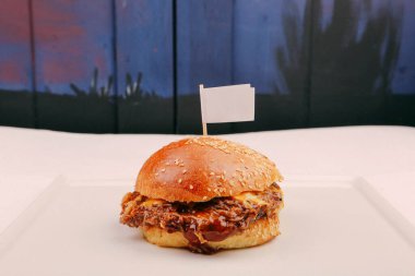 Taze sebzeli ev yapımı hamburger.