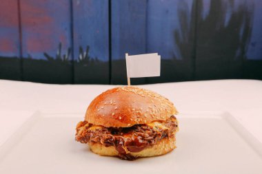 Taze sebzeli ev yapımı hamburger.