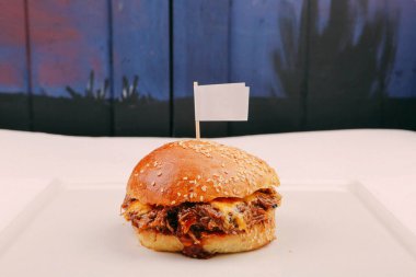 Taze sebzeli ev yapımı hamburger.