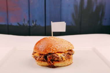 Taze sebzeli ev yapımı hamburger.