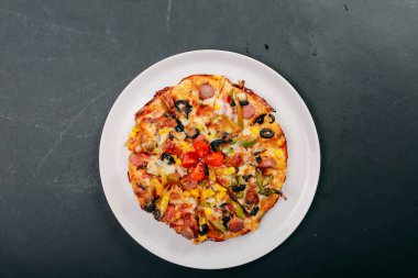 Lezzetli karışık İtalyan pizzası.