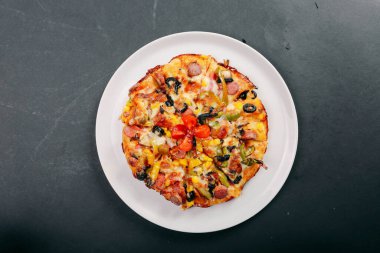 Lezzetli karışık İtalyan pizzası.