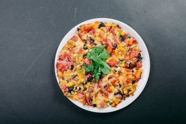 Lezzetli karışık İtalyan pizzası.