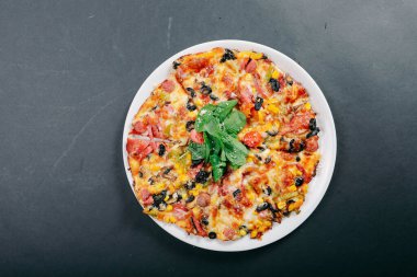 Lezzetli karışık İtalyan pizzası.