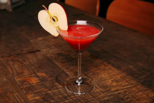 Lokantadaki masada alkol kokteyli.