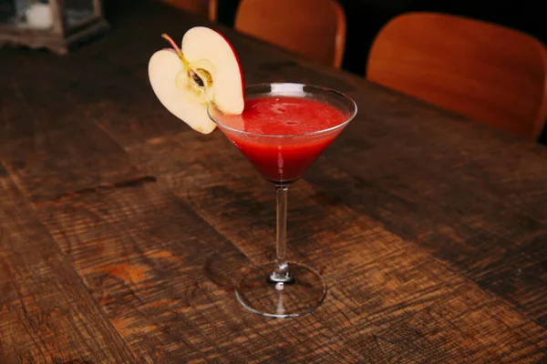 Lokantadaki masada alkol kokteyli.