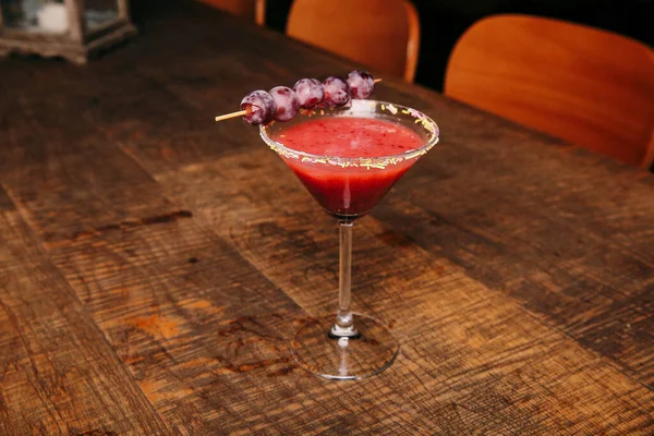 Lokantadaki masada alkol kokteyli.