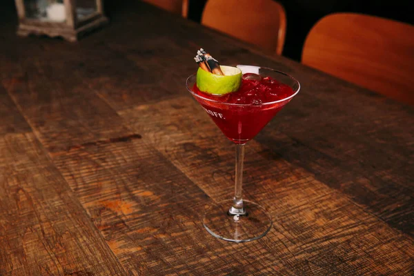 Lokantadaki masada alkol kokteyli.