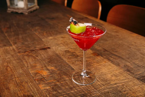 Lokantadaki masada alkol kokteyli.