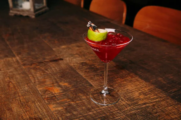 Lokantadaki masada alkol kokteyli.