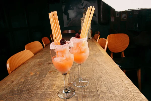 Lokantadaki masada alkol kokteyli.