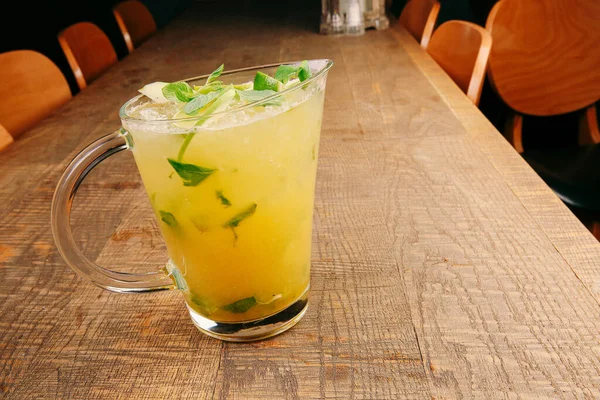 Lokantadaki masada alkol kokteyli.