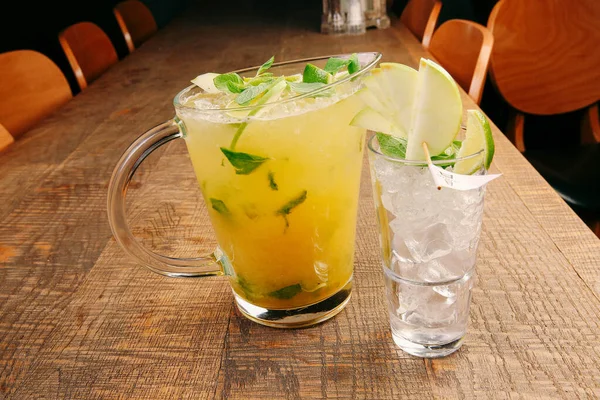 Lokantadaki masada alkol kokteyli.