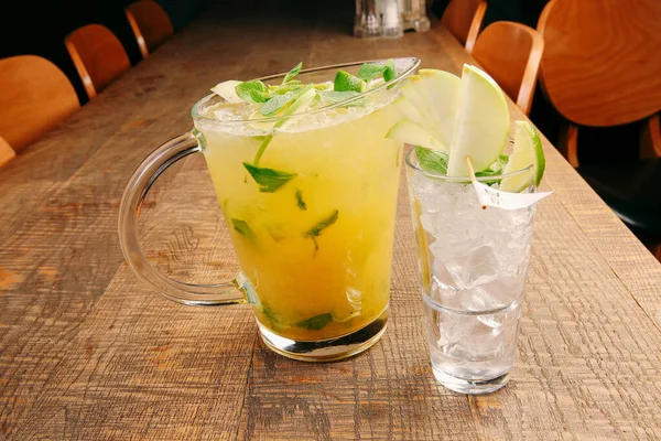 Lokantadaki masada alkol kokteyli.