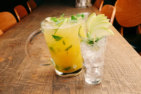 Lokantadaki masada alkol kokteyli.