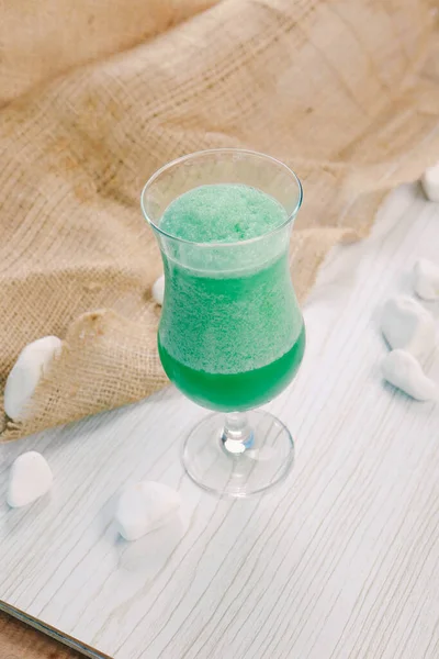 Lokantadaki masada alkol kokteyli.