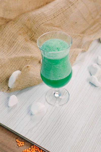 Lokantadaki masada alkol kokteyli.